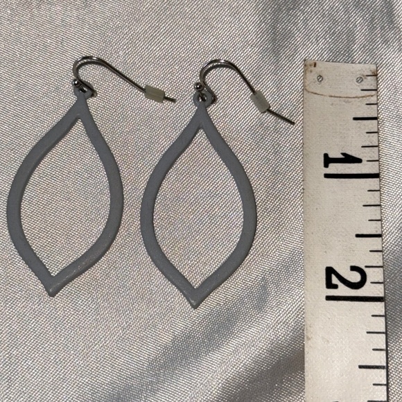 Elegant Gray Hollow Leaf Dangle Fishhook Earrings - Picture 7 of 8